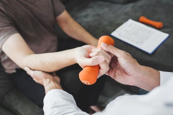 5 Gerakan Fisioterapi Umum, Bisa Dilakukan Sendiri di Rumah!