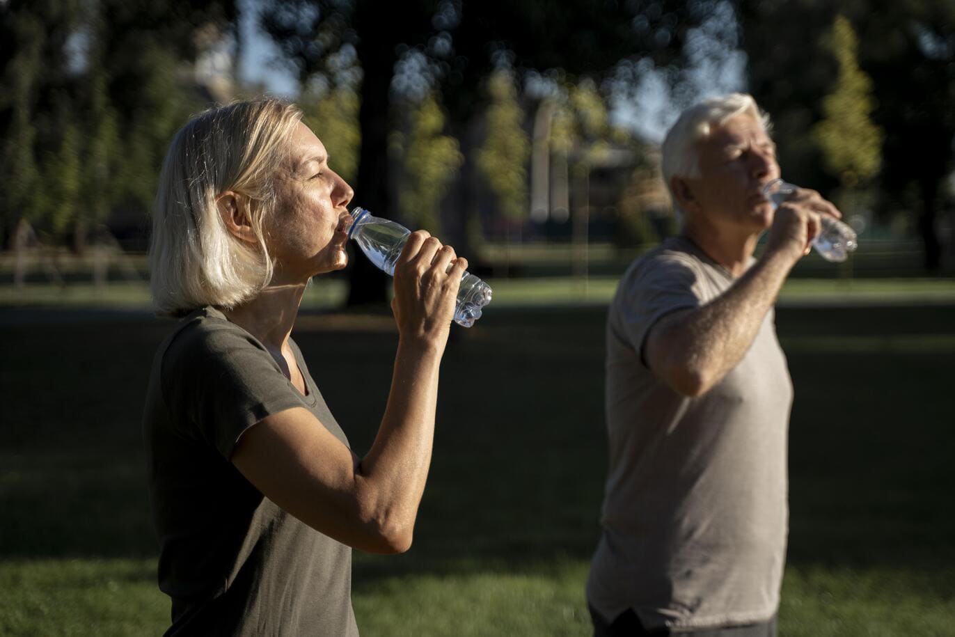 Articles 13 minum air 8 gelas sehari, Drink 8 Glasses of Water Each Day, Minum 8 Gelas Sehari, lansia, nutrisi