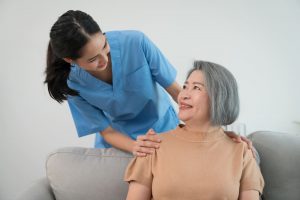 Tugas dan Cara Menjadi Perawat Lansia yang Andal