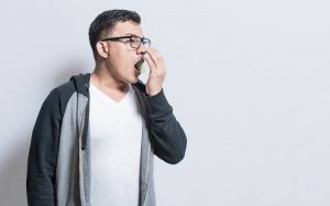 Mengatasi bau mulut bisa dilakukan dengan 4 cara sederhana