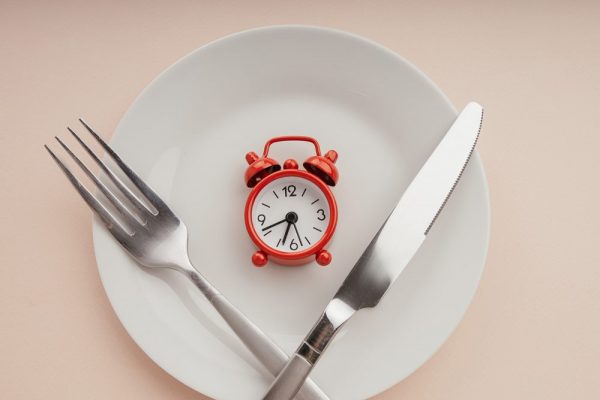 Panduan Menjalani Intermittent Fasting: Manfaat dan Tips