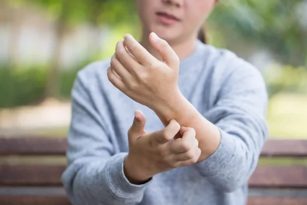 Jangan Abaikan! Penyebab Nyeri Pergelangan Tangan dan Cara Penanganannya