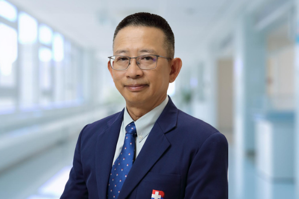 Dr. Apikit Srisermphoak: Top Dokter Bedah Ortopedi di Bangkok Hospital