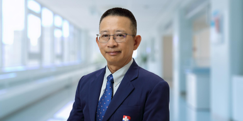Read more about the article Dr. Apikit Srisermphoak: Top Dokter Bedah Ortopedi di Bangkok Hospital