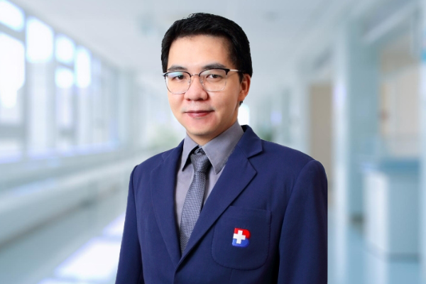 Dr. Narupon Rojanapithayakorn: Top Ahli Bedah Plastik di Bangkok Hospital Siriroj