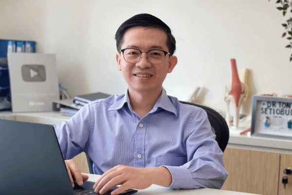 Dr. Setiobudi Tony: Top Spesialis Bedah Ortopedi di Mount Elizabeth Hospital