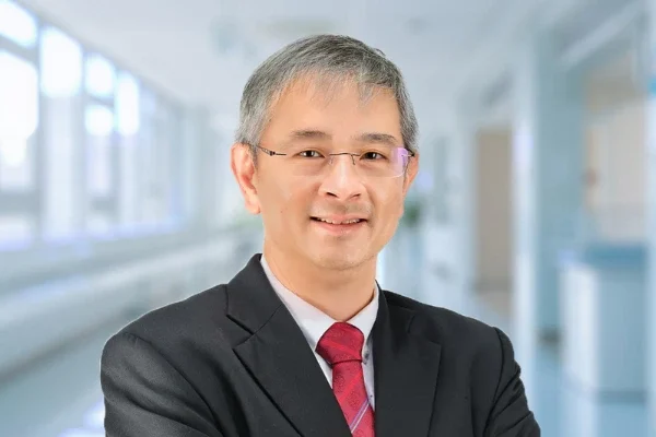 Dr. Yang Tze Yi Steve: Top Spesialis Paru & Intensive Care di Mount Elizabeth Hospital