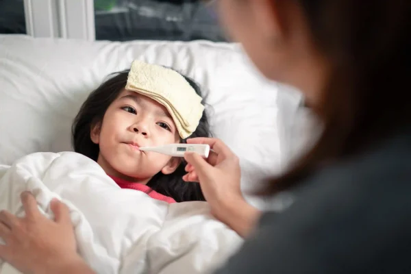 Apa Penyebab Anak Demam Tinggi di Malam Hari?