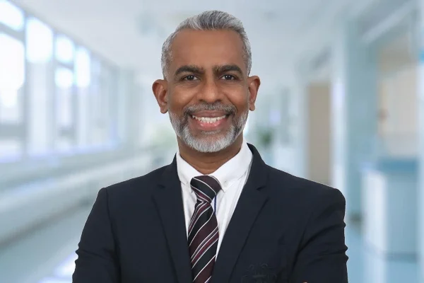 Dr. Buvanesvaran Tachina Moorthi: Top Dokter Bedah Kolorektal di Gleneagles Penang
