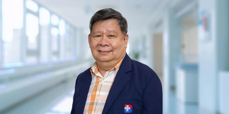 Read more about the article Dr. Surapol Issaragrisil, Top Hematologi di Wattanosoth Cancer Hospital