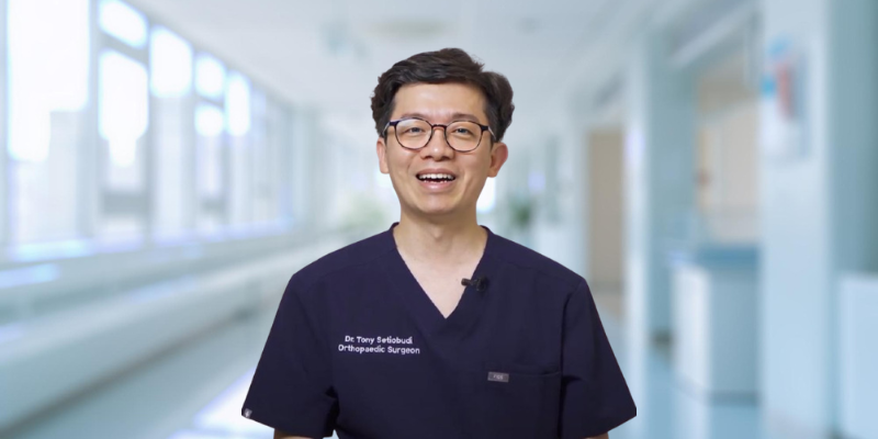 Read more about the article Dr Tony Setiobudi Top Dokter Ortopedi di Mount Elizabeth Hospital