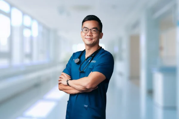 Dr. Teo Kejia Top Spesialis Bedah Saraf di Mount Elizabeth Hospital Singapura